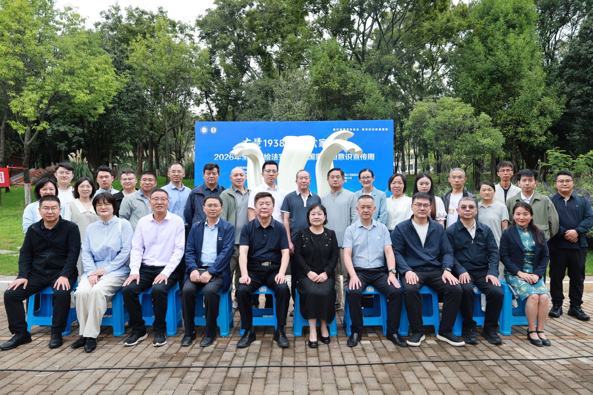 典礼在雄壮的国歌声中拉开序幕