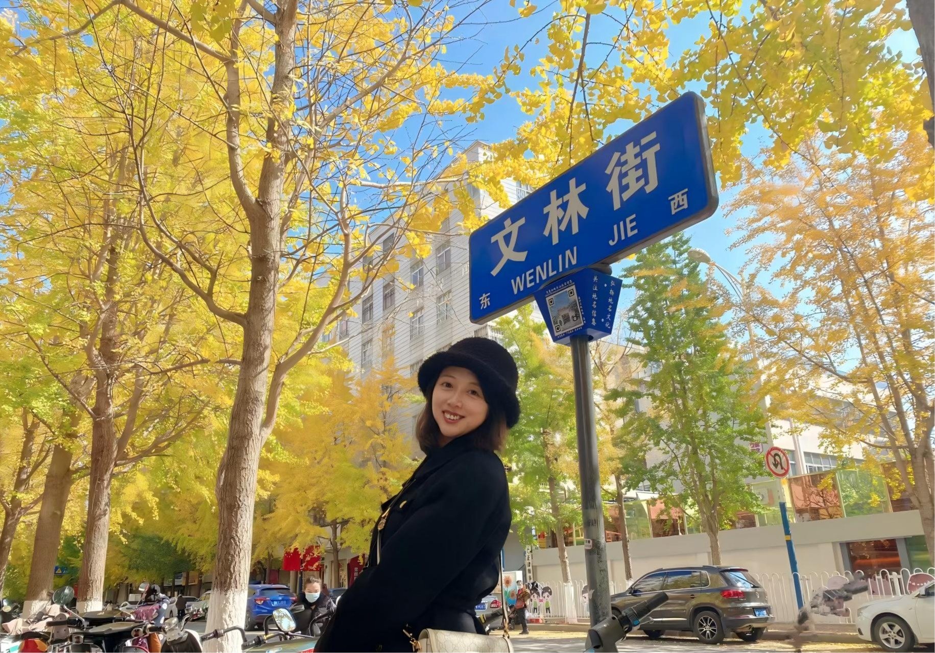 校领导与新生们亲切交谈